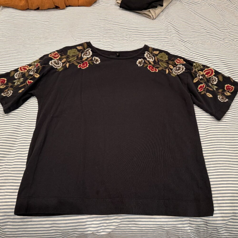 Stradivarius, Black, Floral Embroidered tee / t-shirt, size M